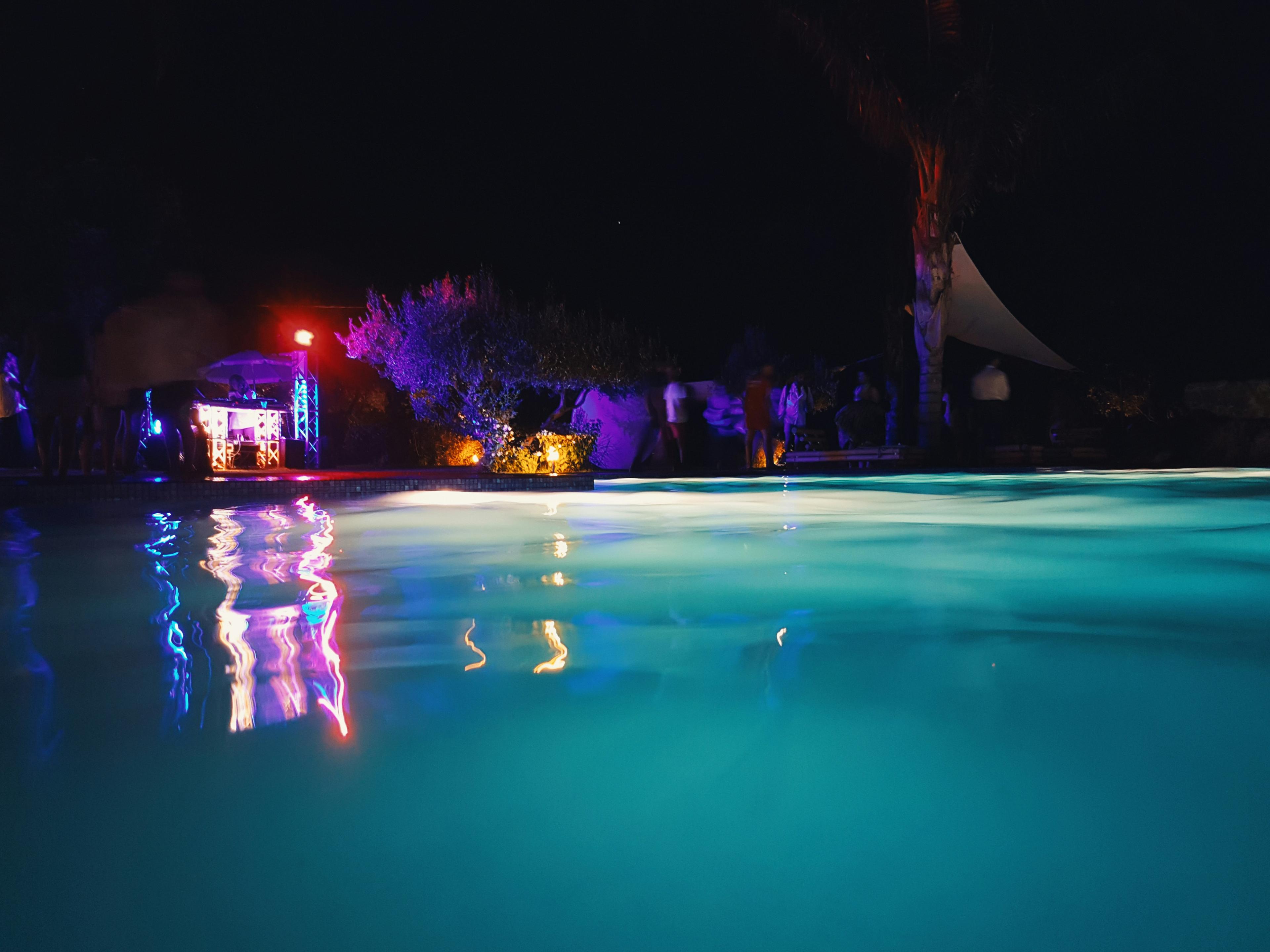 Piscina iluminada à noite
