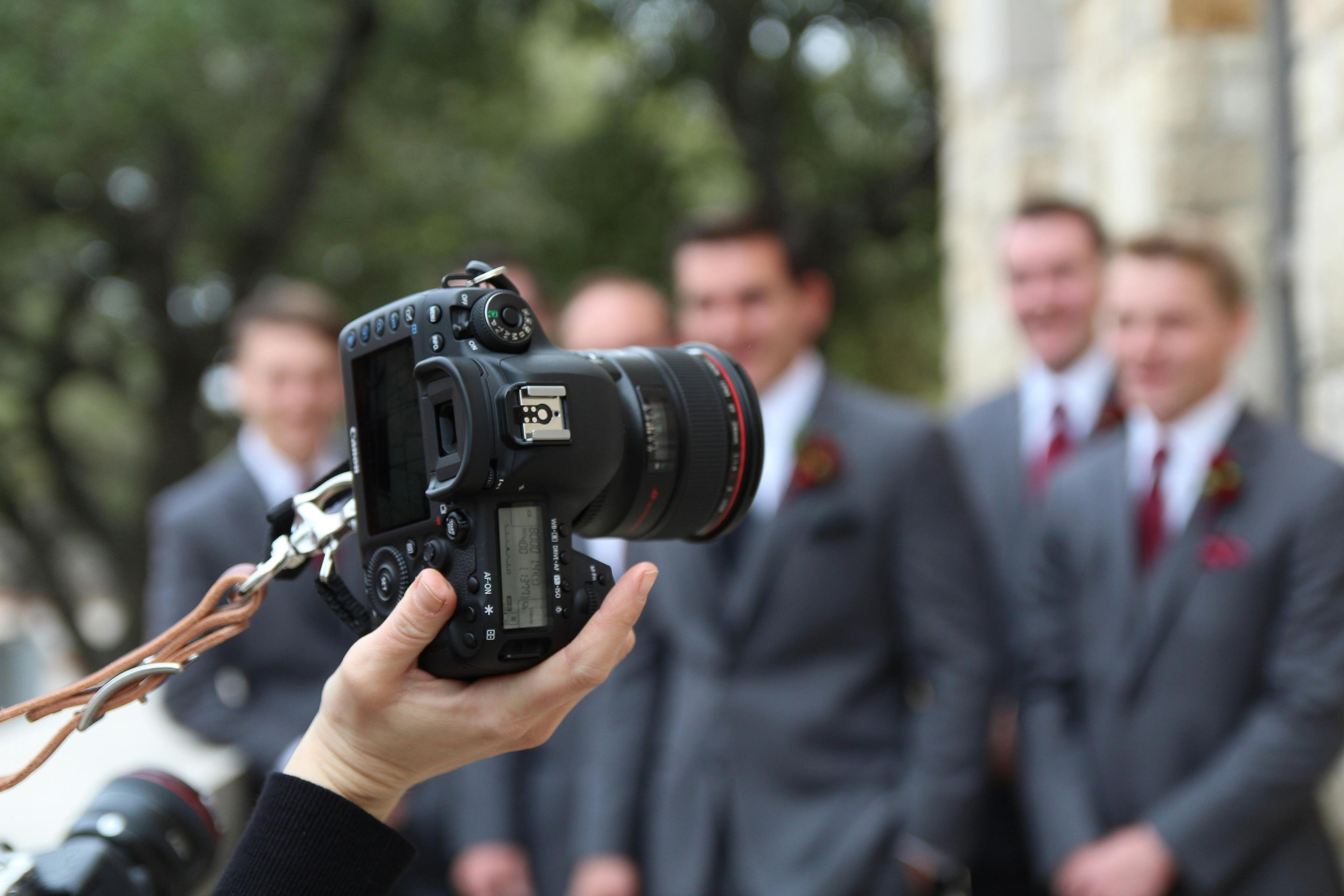 Fotógrafo com câmara num evento