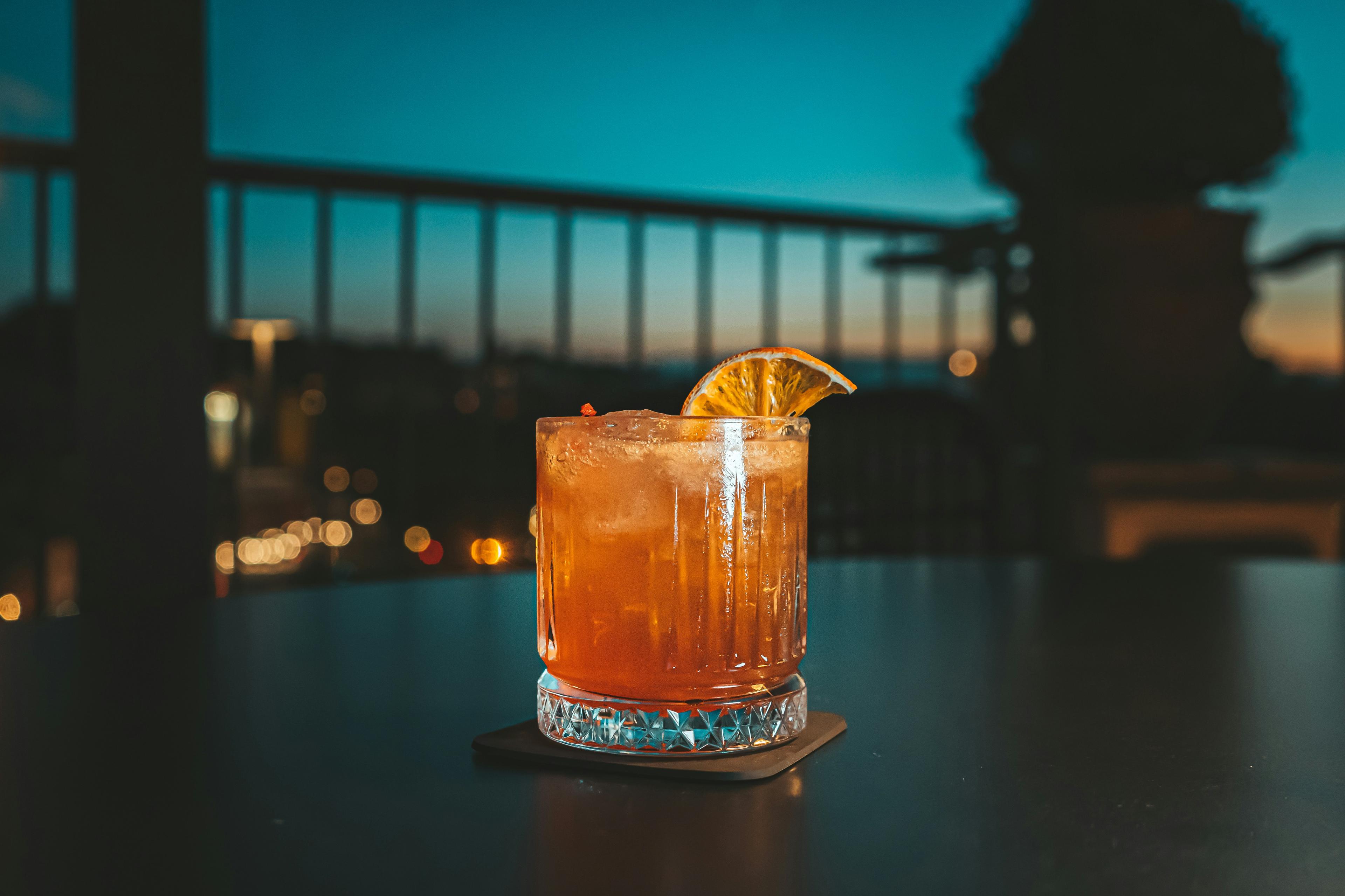 Cocktail com uma rodela de limão