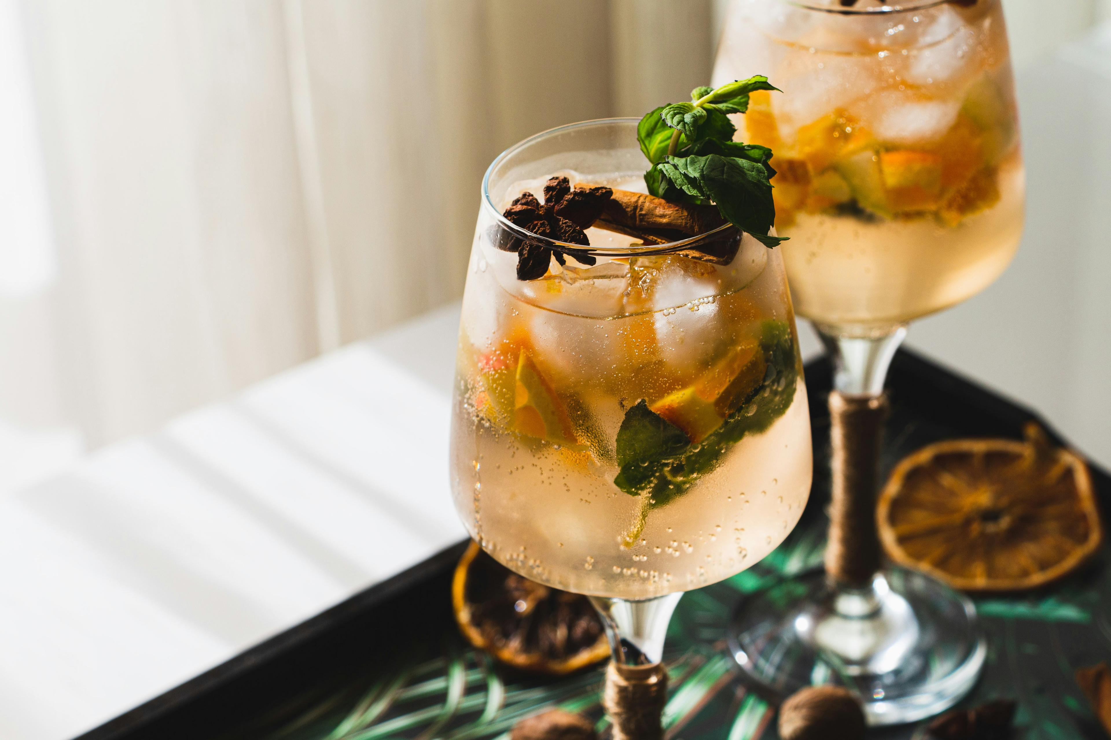Dois cocktails decorados no balcão