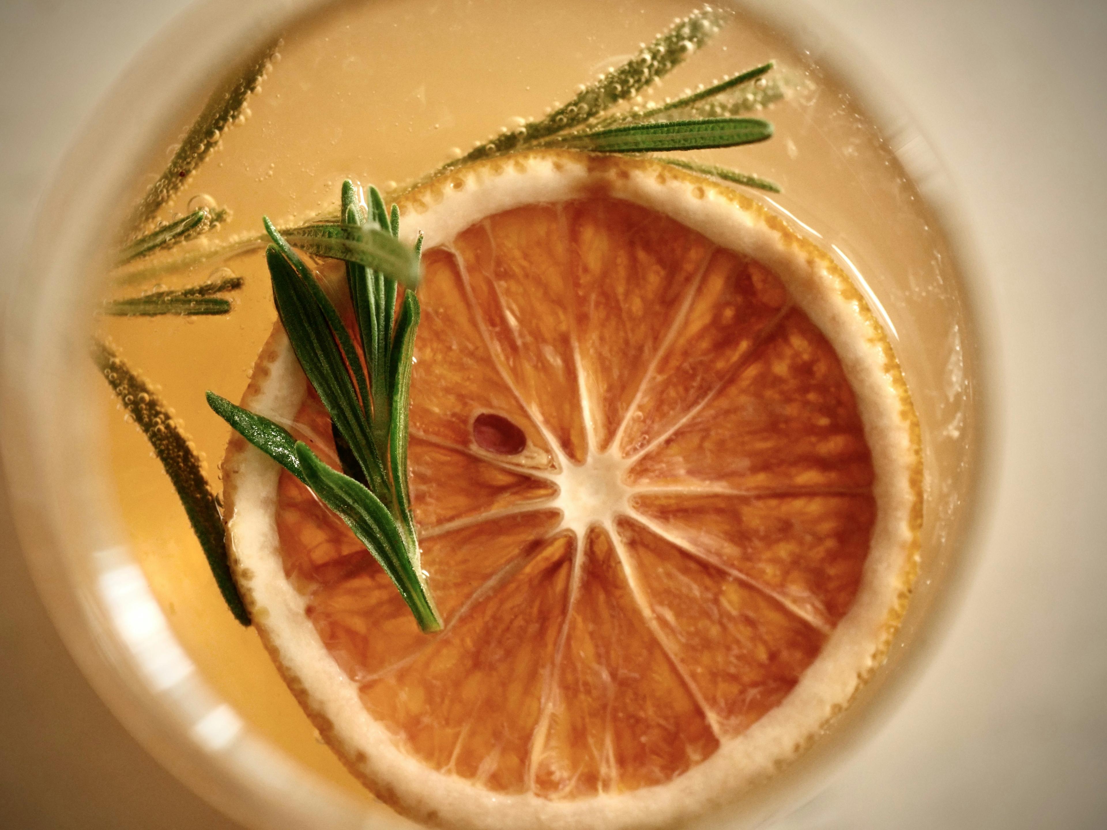 Laranja sanguínea e alecrim numa bebida com gás